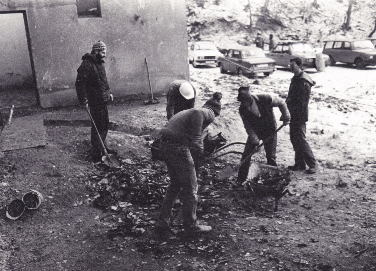 Záchrana kaštieľa v Marianke, akcia SZOPK. 1988–1989. Archív Mariána a Mikuláša Hubu